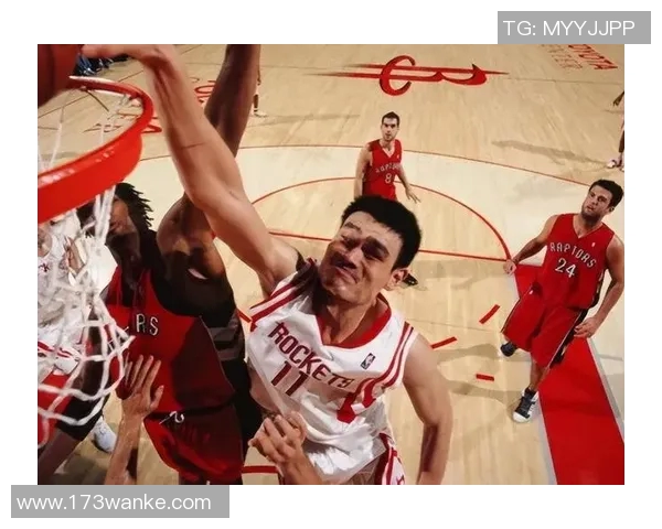 姚明背对篮筐的瞬间展现了篮球的魅力与运动员的坚韧精神